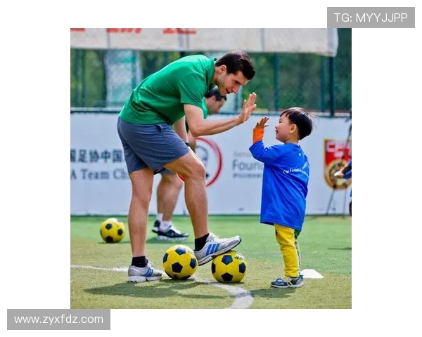 足球明星温馨瞬间抱娃照片集锦展现亲子情深与运动魅力
